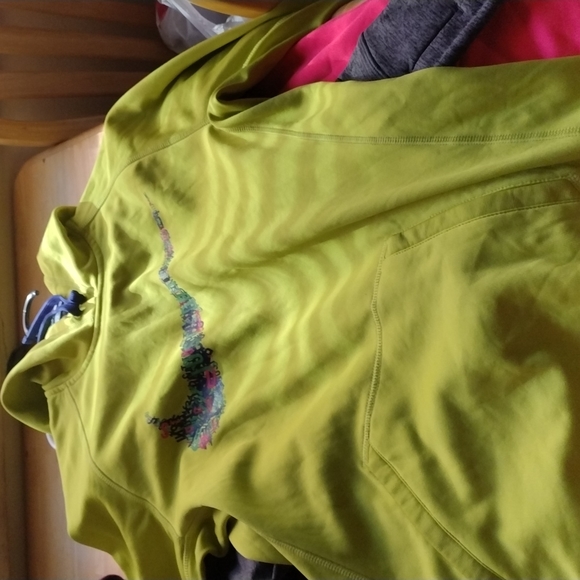 Nike hoodies both in like new condition..the pink hoodie was never worn. - Picture 4 of 5